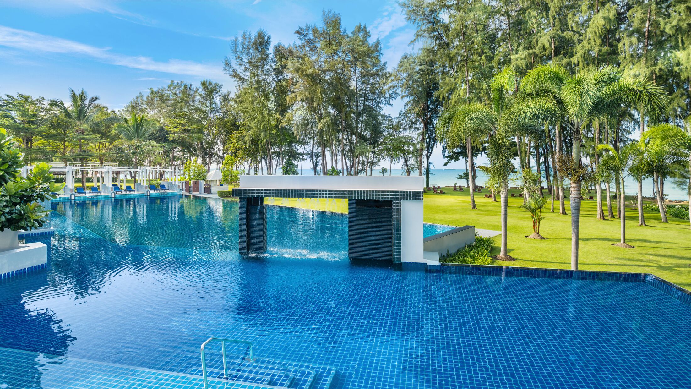 113620-Swimming-Pool-002-Hybris