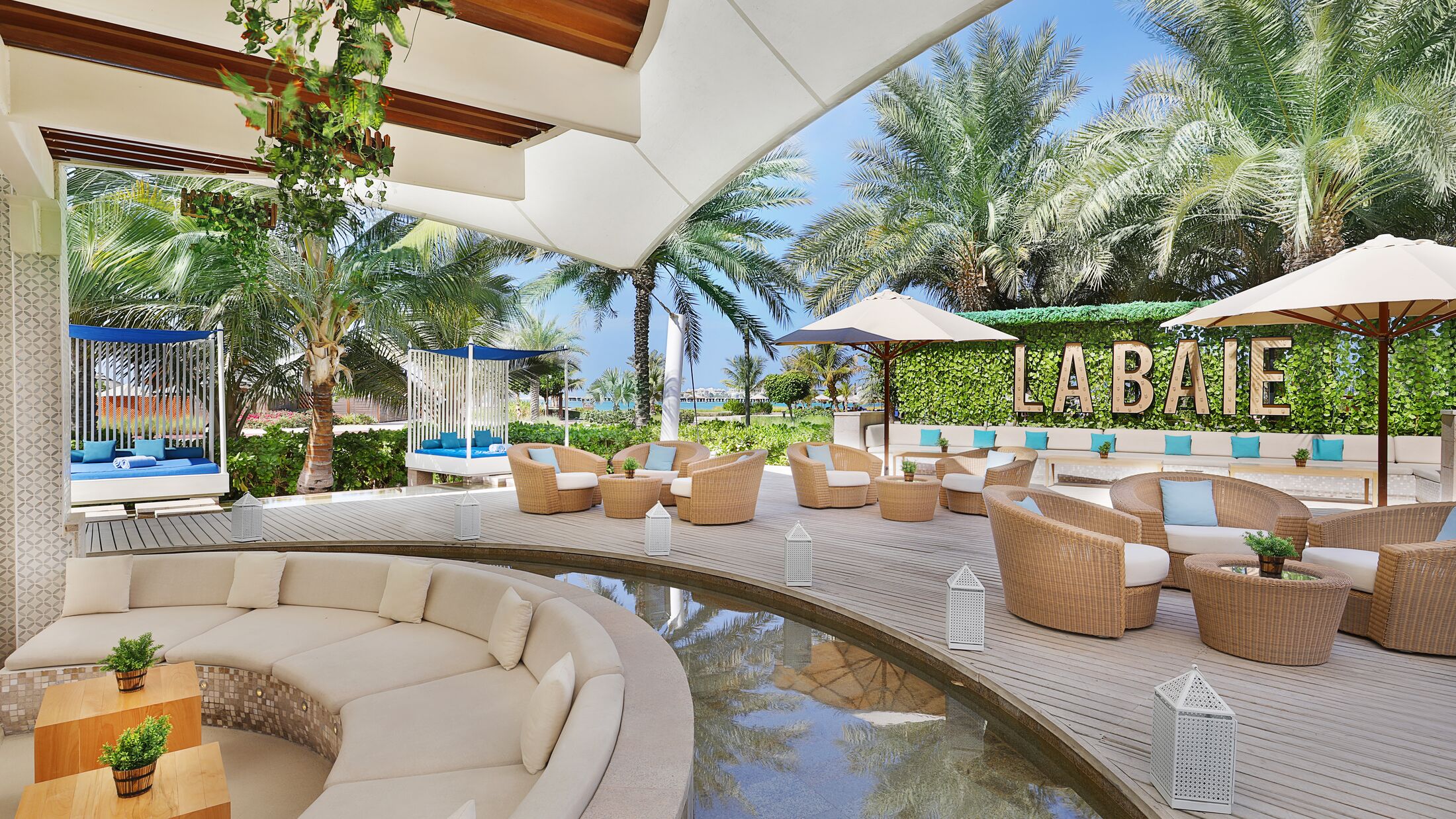 Ritz-Carlton-Dubai-2021-La-Baie-Lounge-Terrace-002-107997-Hybris
